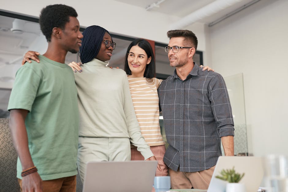 Een diverse groep professionals die samenwerken aan een project, wat inclusie en samenwerking in de werkomgeving vertegenwoordigt.
