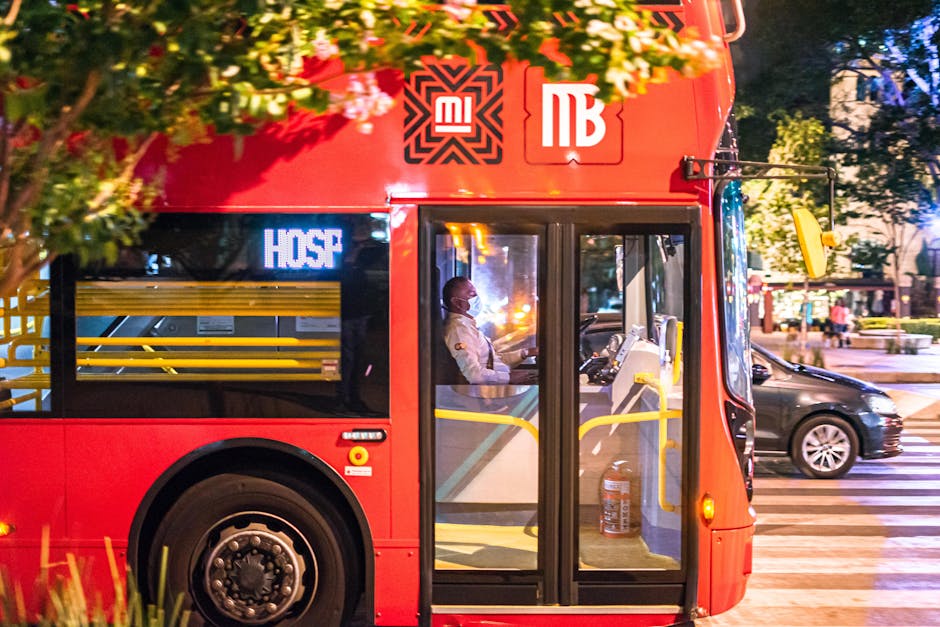 Vrolijke buschauffeur van EBS achter het stuur van een moderne bus in de stad.