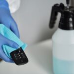Een overzicht van verschillende schoonmaakapparaten met hun essentiële onderdelen en functies in een moderne huisomgeving.