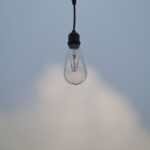 Stijlvolle verlichting in een moderne slaapkamer en badkamer met diverse lampen en armaturen.