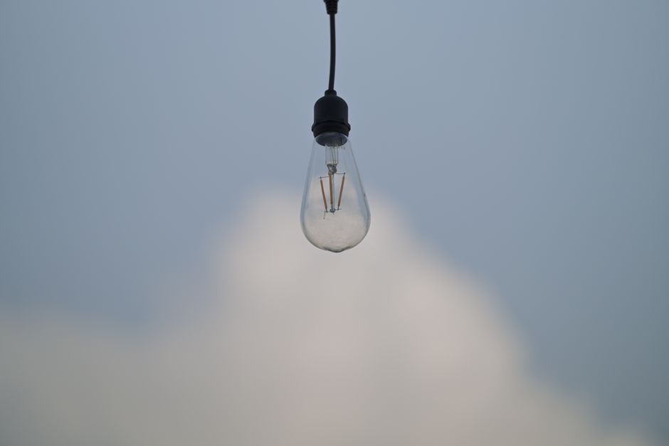 Stijlvolle verlichting in een moderne slaapkamer en badkamer met diverse lampen en armaturen.