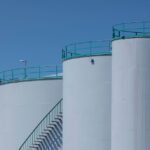 Een moderne thuisbatterij en laadpaal op een bedrijventerrein voor energieopslag en duurzaam energiegebruik.