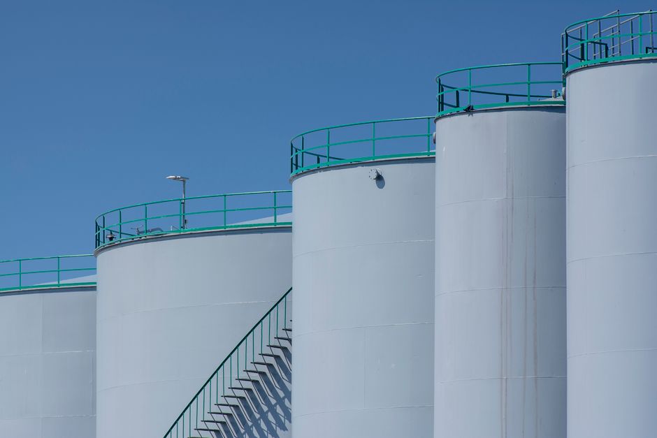 Een moderne thuisbatterij en laadpaal op een bedrijventerrein voor energieopslag en duurzaam energiegebruik.